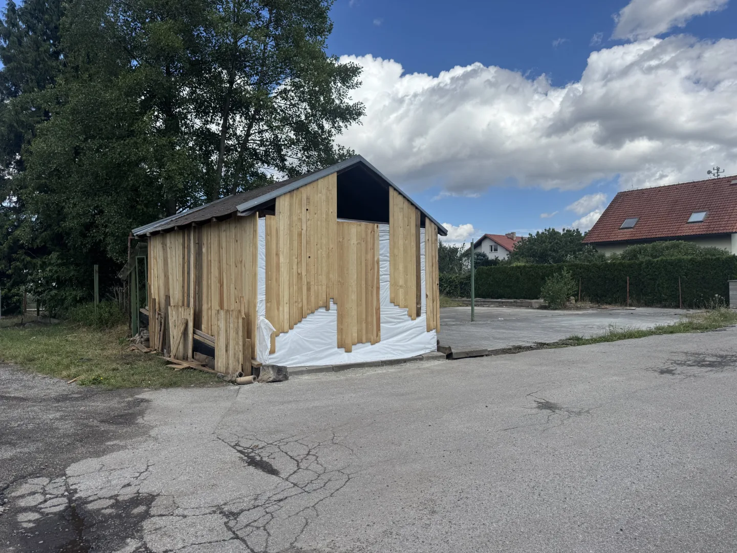 Prodal vilu a teď squattuje přes ulici. Přístřešek pro auta proměnil v provizorní bydlení