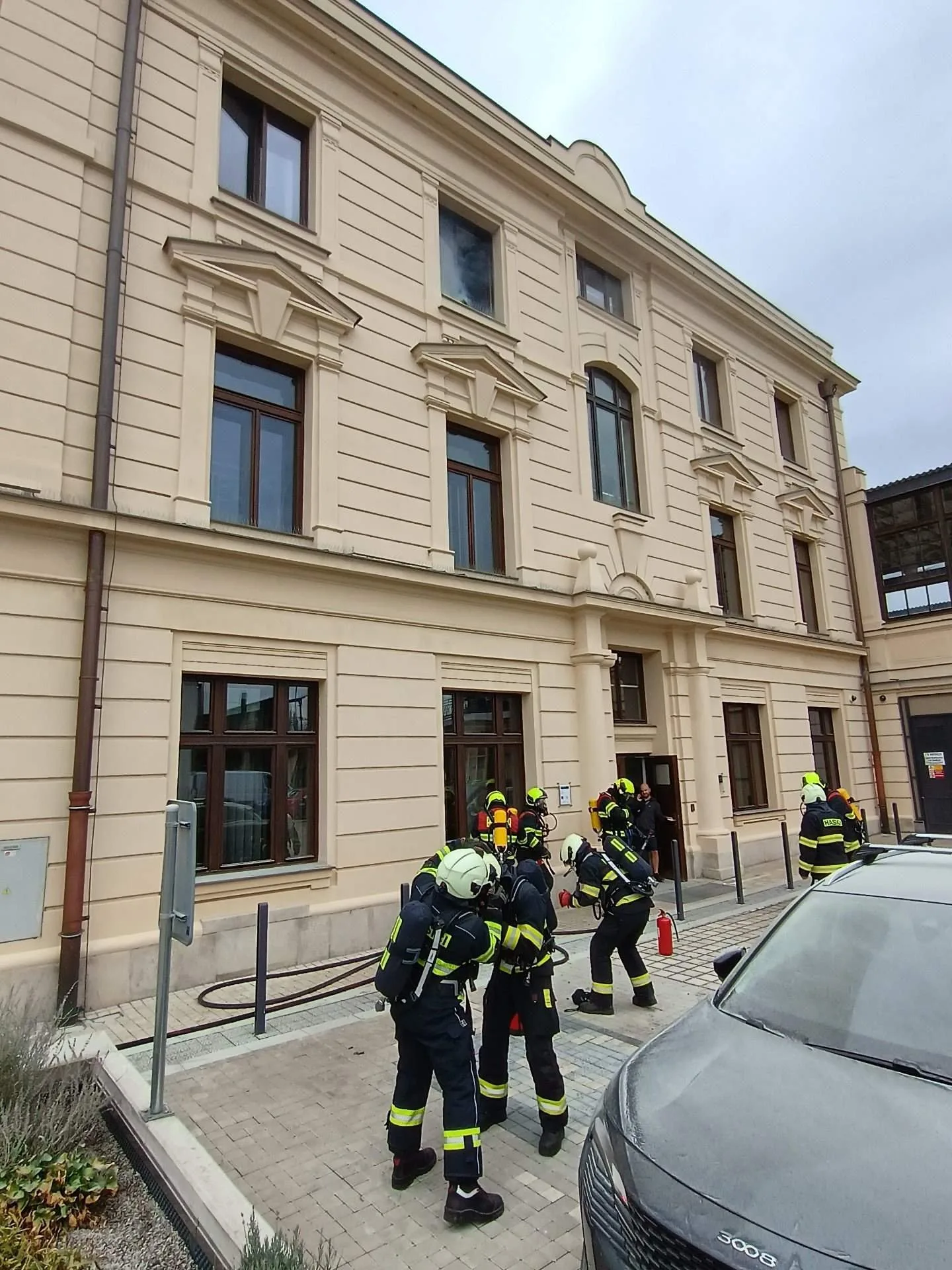 Požár na nádraží v Budějcích. Ve druhém patře začala hořet baterie