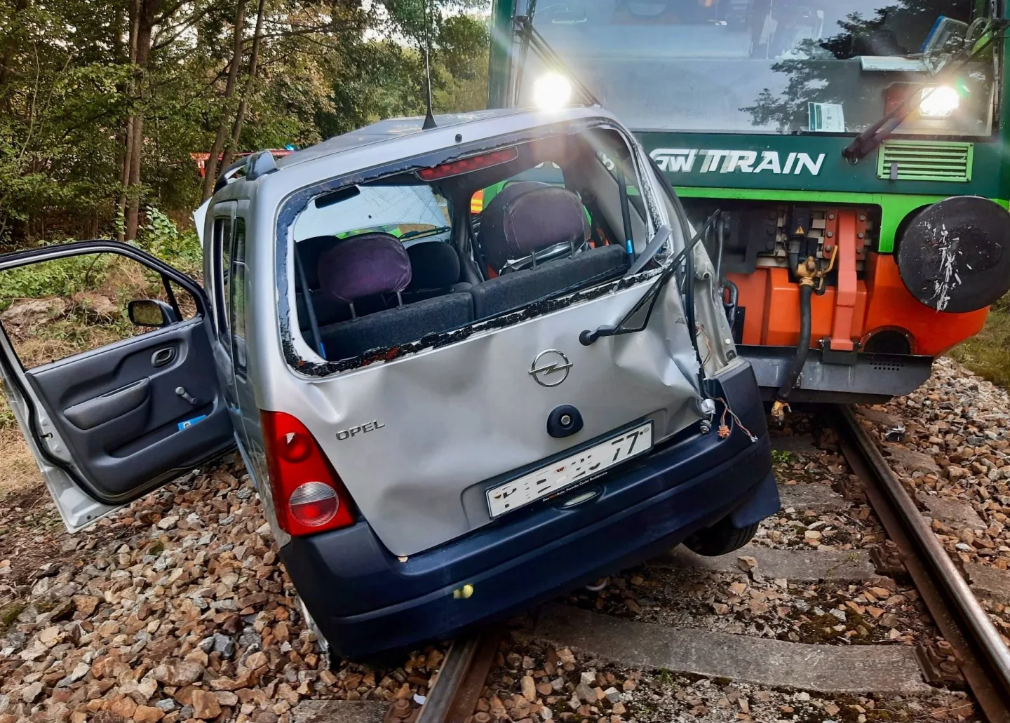 Vlak se na Prachaticku střetl s autem. Zraněnou seniorku do nemocnice transportoval vrtulník