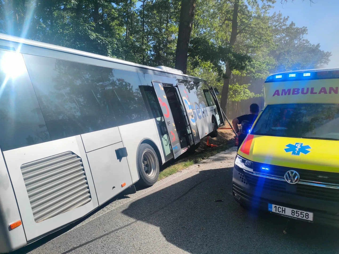 Vážná nehoda autobusu na Třeboňsku. Foto: ZZS JČK
