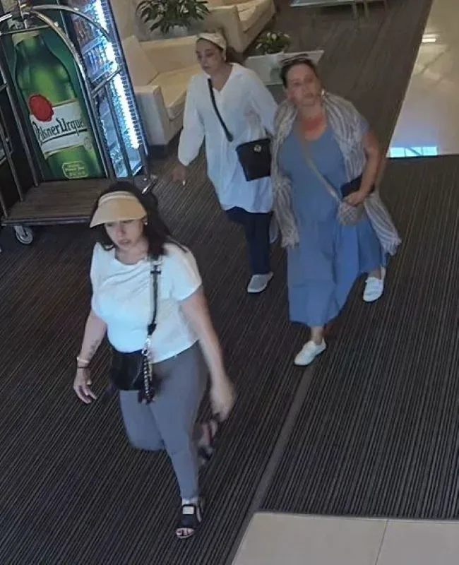 Turistka přišla o peněženku s desítkami tisíc korun. Policie hledá ženy ze záznamu
