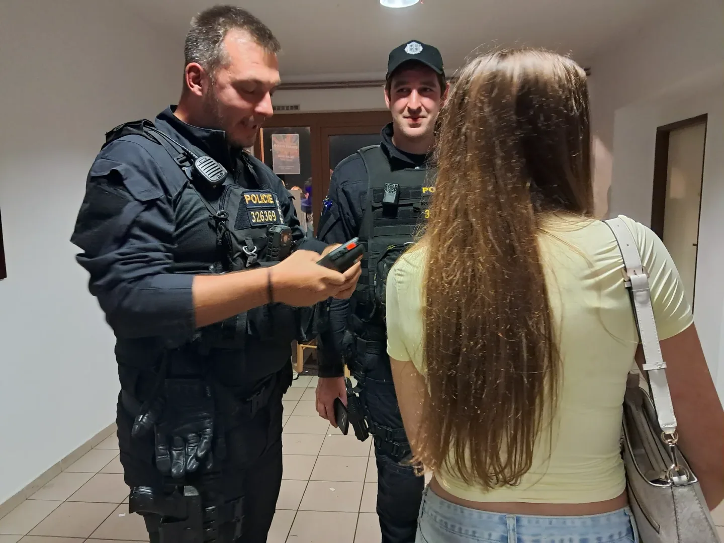 Dívka na diskotéce nadýchala 2,14 promile. Policisté kontrolovali desítky mladistvých