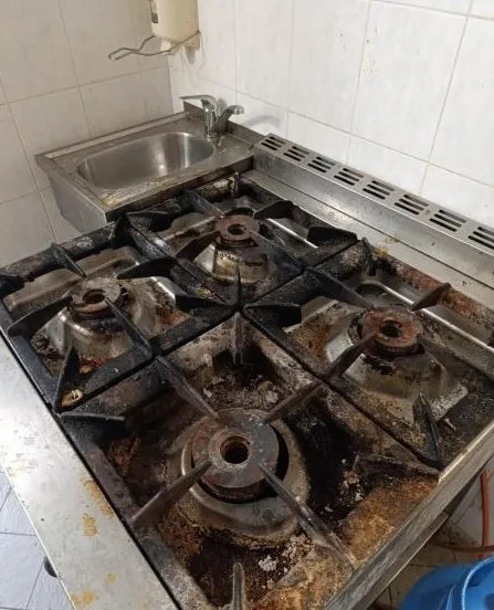 Špína a hromadící se odpad. Inspektoři zavřeli restauraci v Jindřichově Hradci