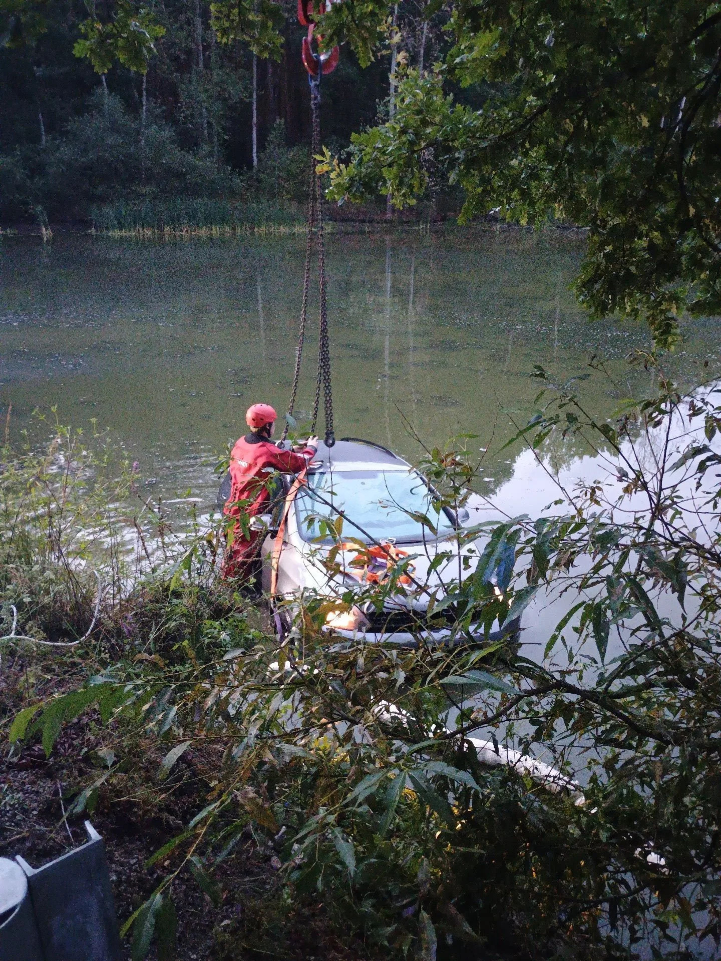 Na Třeboňsku Auto sjelo auto do rybníka. Hasiči ho vytáhli jeřábem