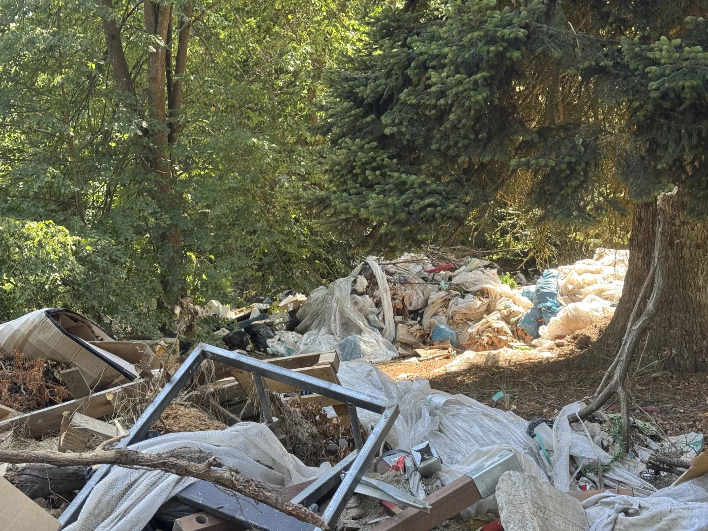 Majitel zámku proměnil CHKO Třeboňsko v nelegální skládku. Pod zem zakopává tuny odpadků