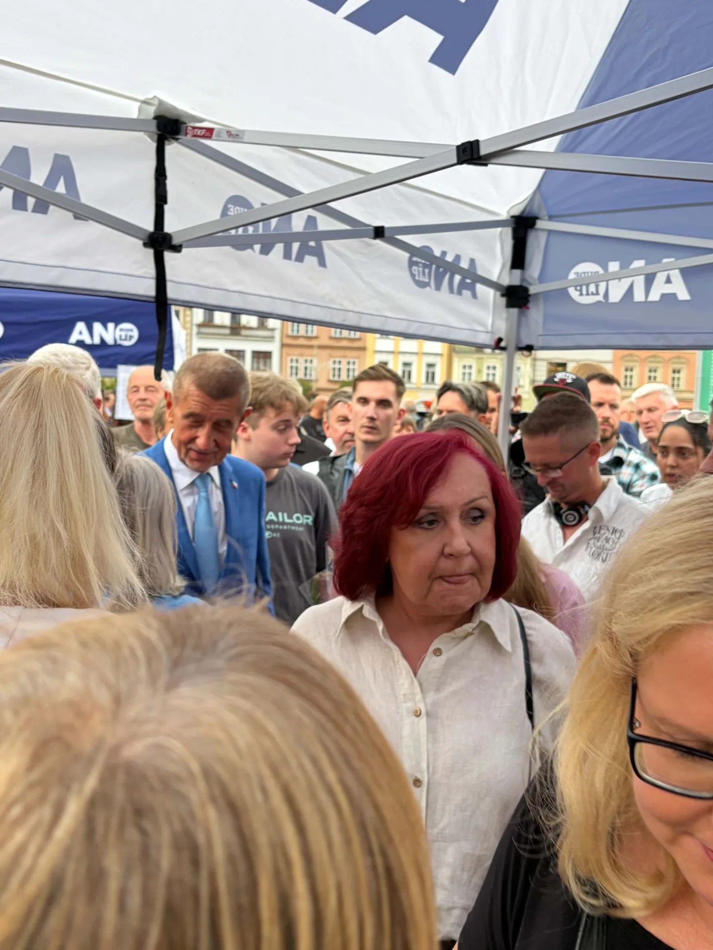 S Andrejem Babišem se přišla vyfotit i popovídat si zpěvačka Petra Janů.