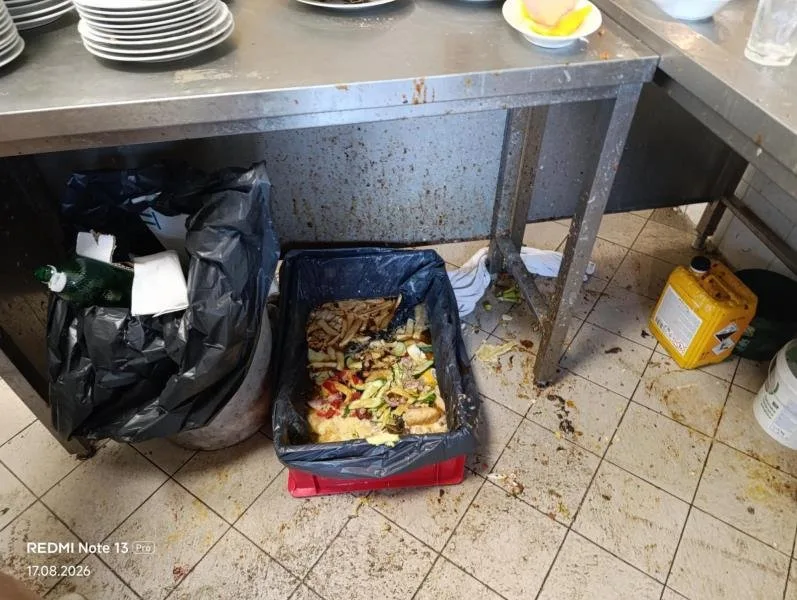 Špína a hromadící se odpad. Inspektoři zavřeli restauraci v Jindřichově Hradci