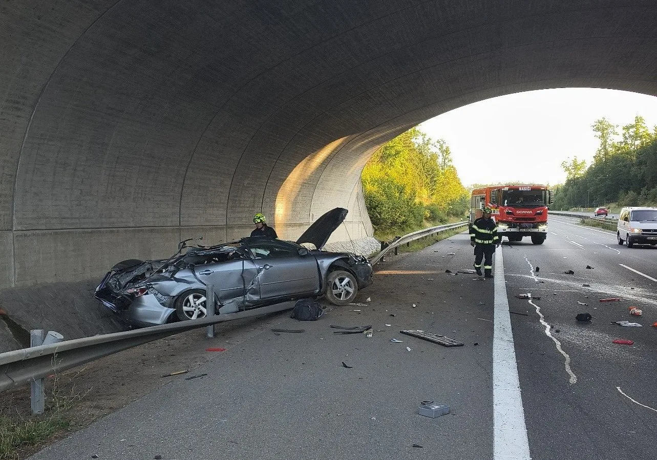 Provoz na D3 omezila vážná nehoda, senior zůstal zaklíněný ve voze
