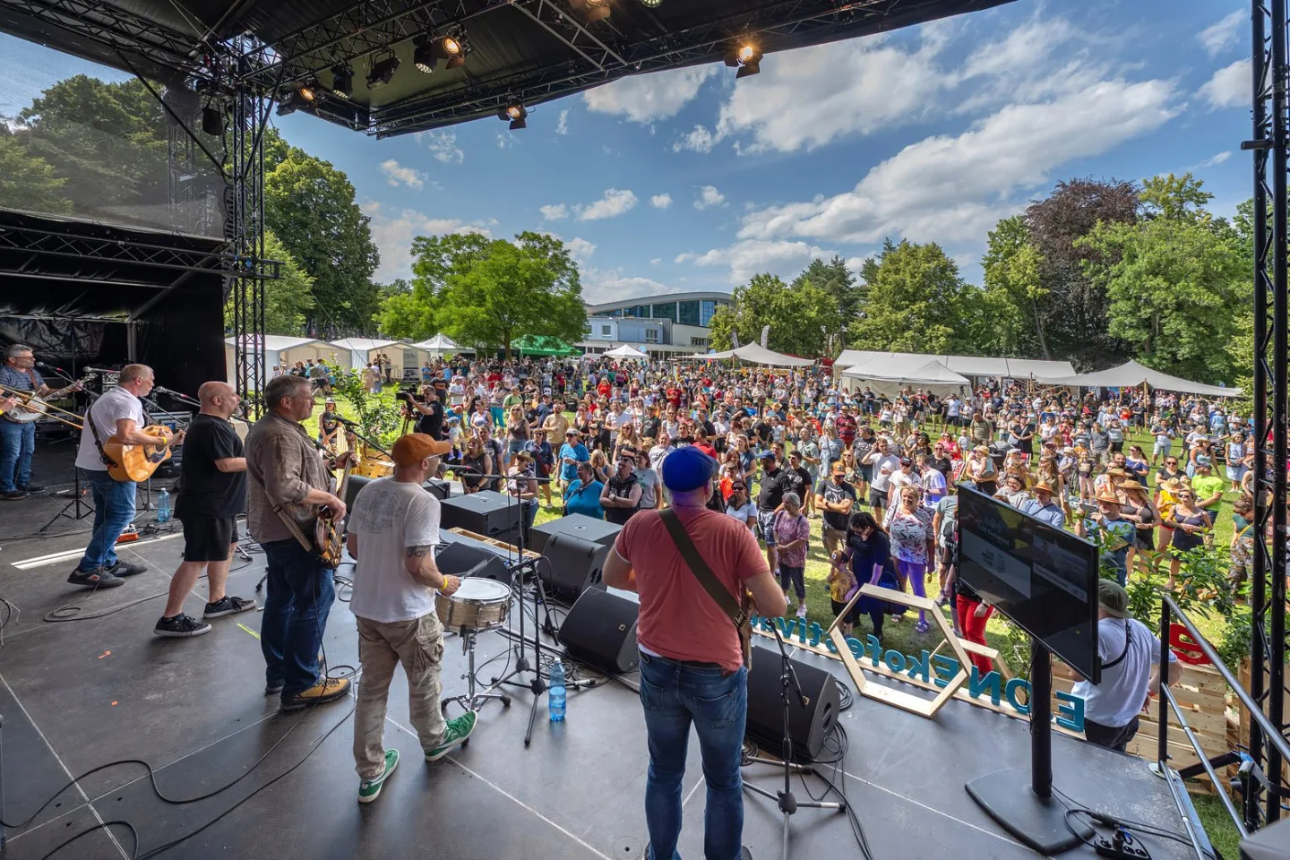 Sokolský ostrov ožije Ekofestivalem. Dorazí Eva Burešová i Monkey Business