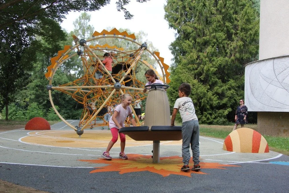 Neptun, Země i černá díra jako trampolína. V Háječku otevřelo planetární hřiště