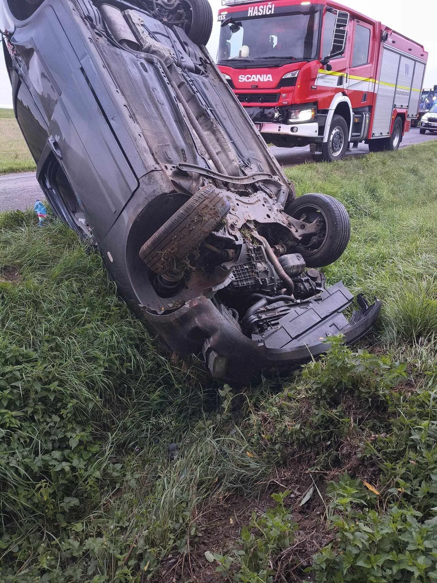 Senior u Stádlece převrátil auto na střechu, vyprostit ho museli hasiči
