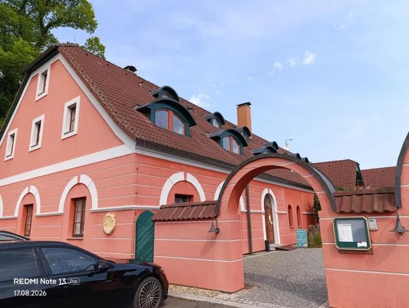 Špína a hromadící se odpad. Inspektoři zavřeli restauraci v Jindřichově Hradci