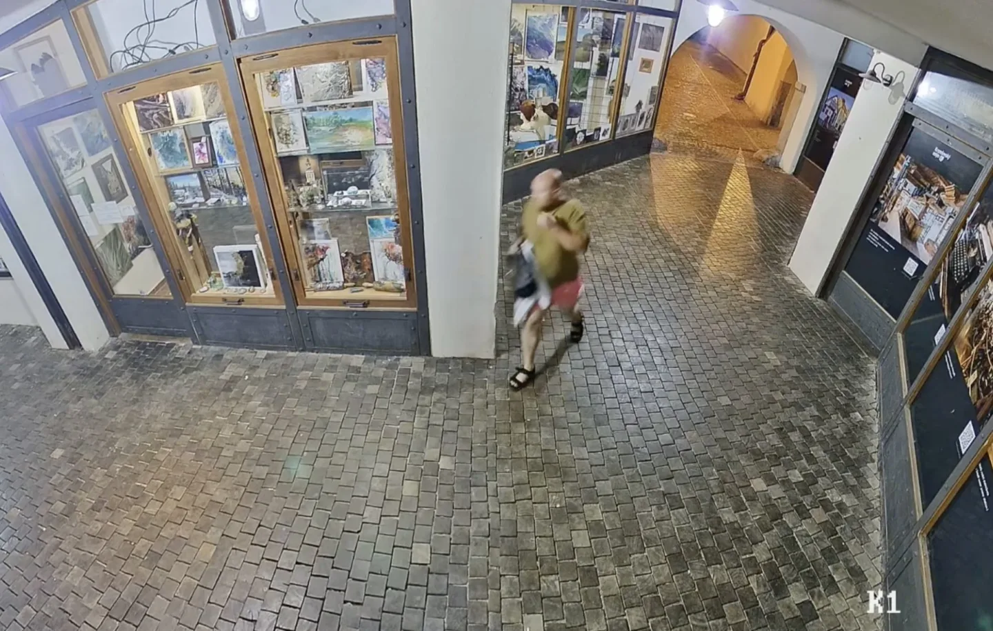 Drzý zloděj si z baru odnesl bundu s kabelkou. Zachytily ho kamery