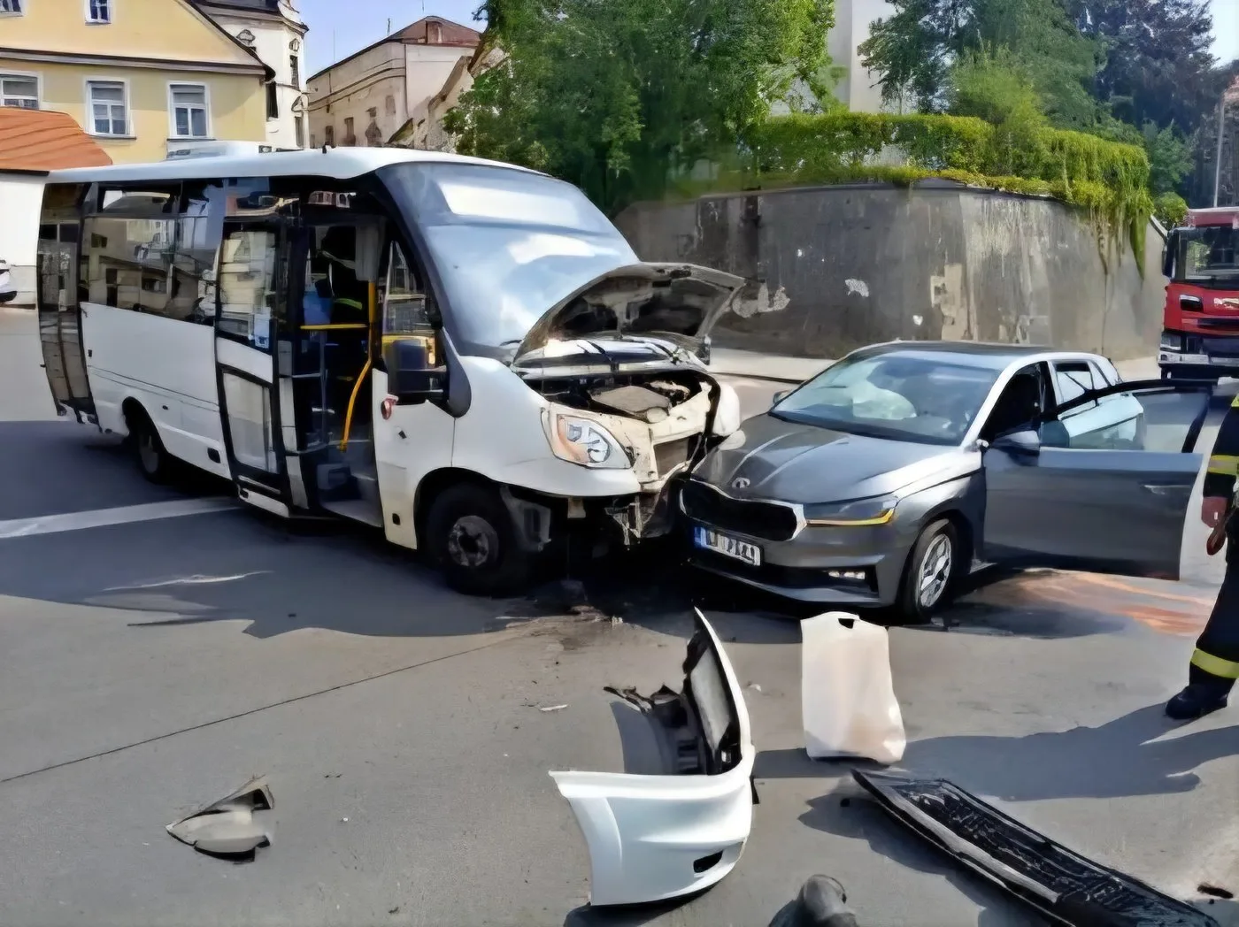 V Táboře se střetnul školního autobusu s osobákem
