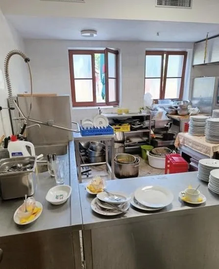 Špína a hromadící se odpad. Inspektoři zavřeli restauraci v Jindřichově Hradci