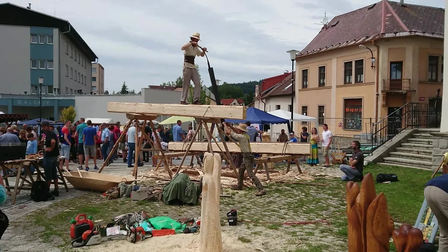 Kulturní tipy: Užijte si víkend plný hub, dřeváků i devadesátkových hitů