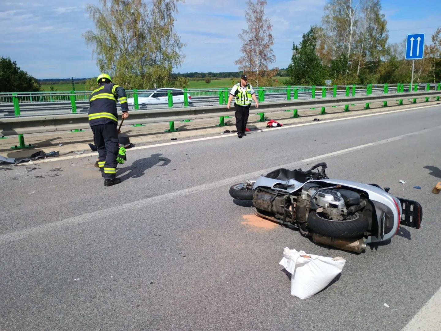 Střet auta se skútrem si vyžádal zásah vrtulníku, silnice u Třeboně zůstává uzavřená