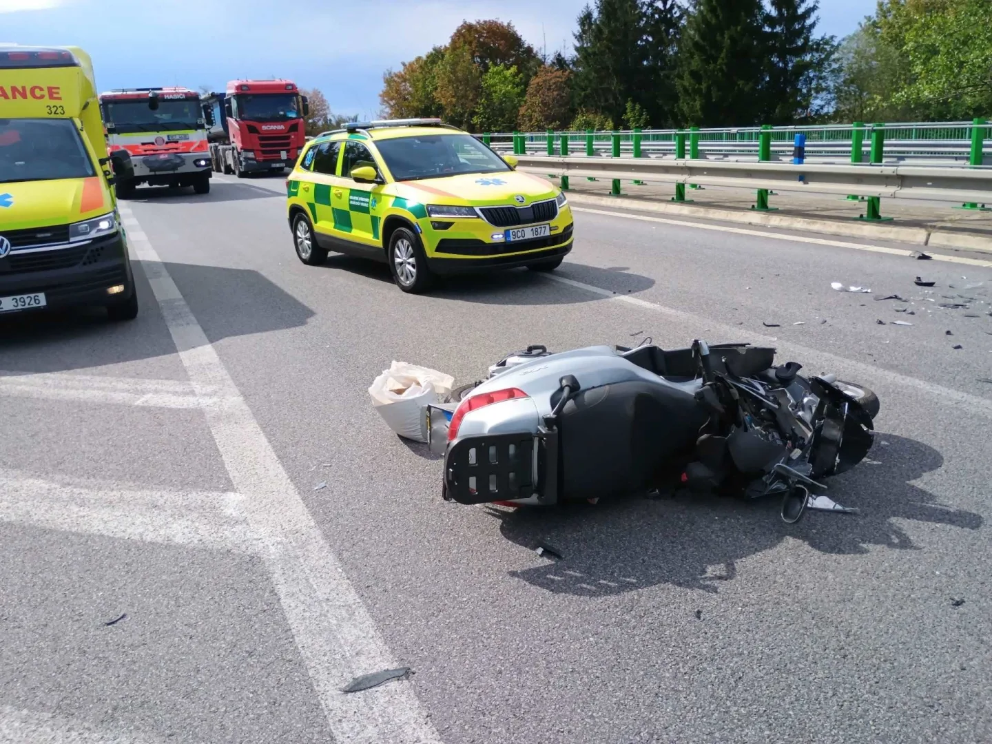 Střet auta se skútrem si vyžádal zásah vrtulníku, silnice u Třeboně zůstává uzavřená
