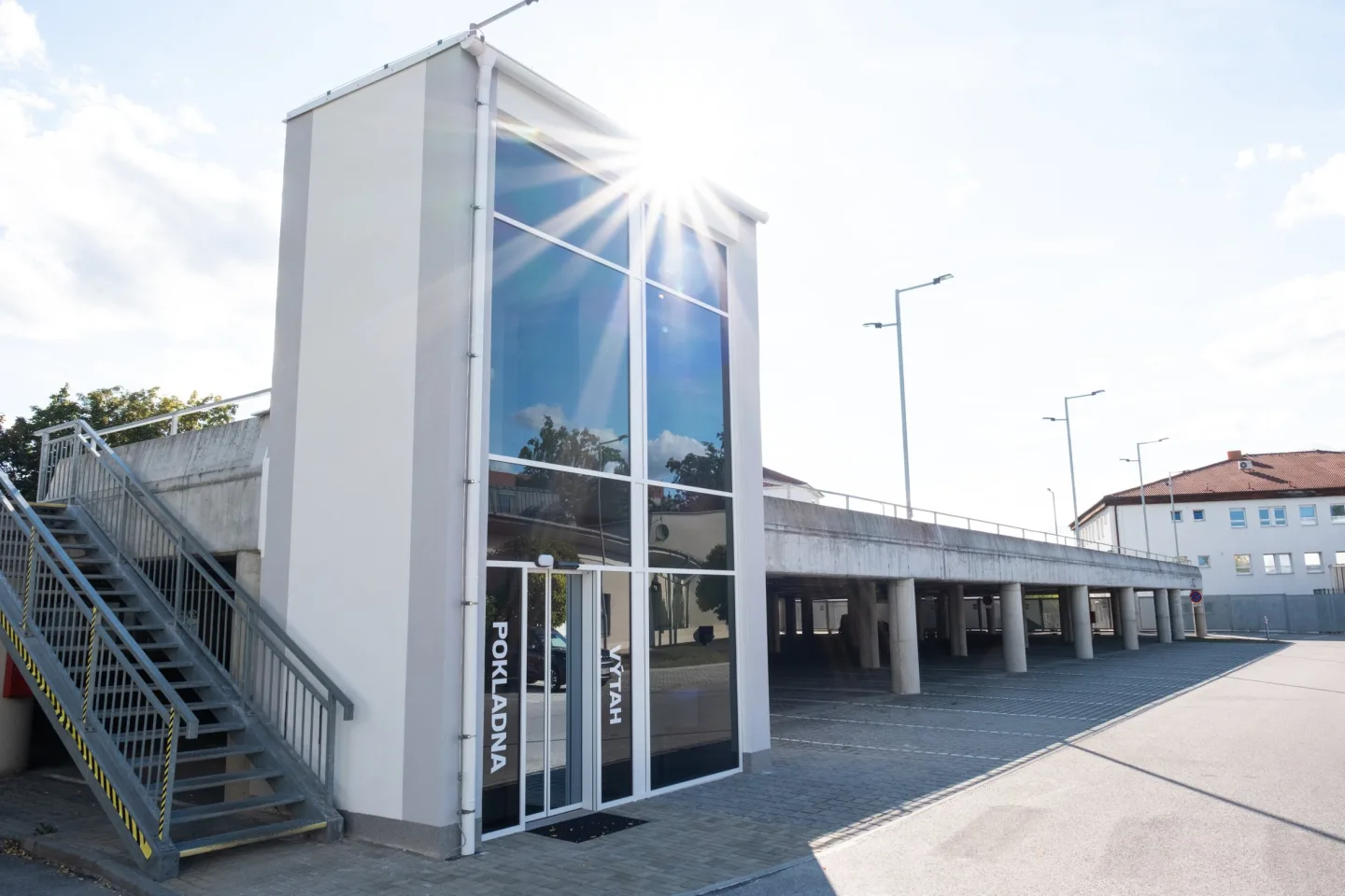 Parkování u nemocnice se rozšířilo o 200 míst.