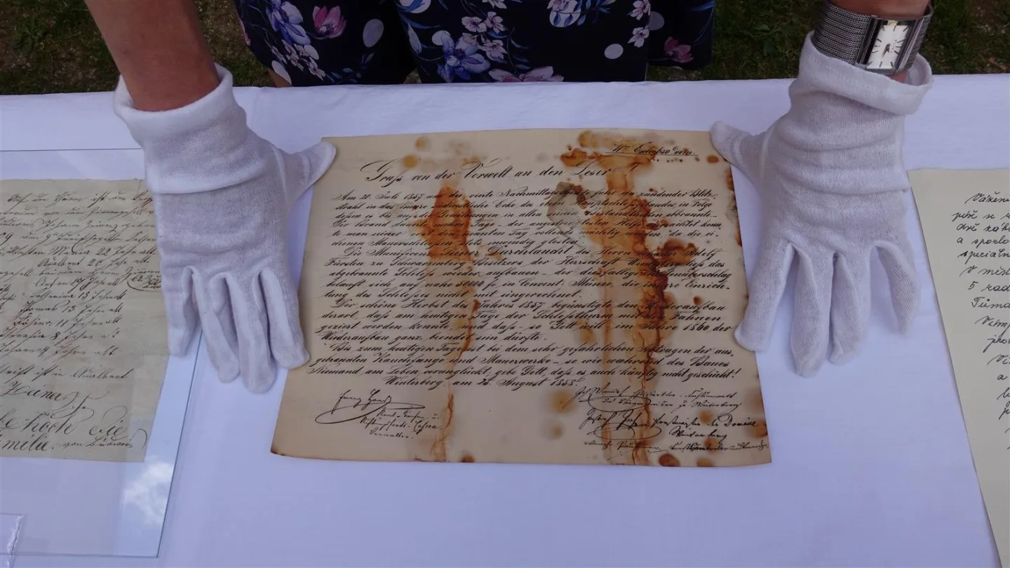 Ve vimperském zámku našli časovou kapsli z roku 1858. Do věže ukryli další poselství