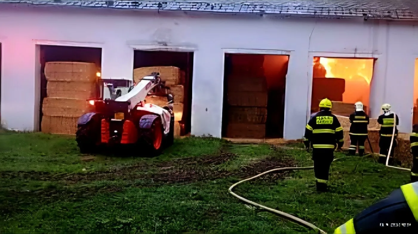 V Tourově hoří sklad slámy. Ze střechy létá eternit, hasiči vyhlásili třetí stupeň