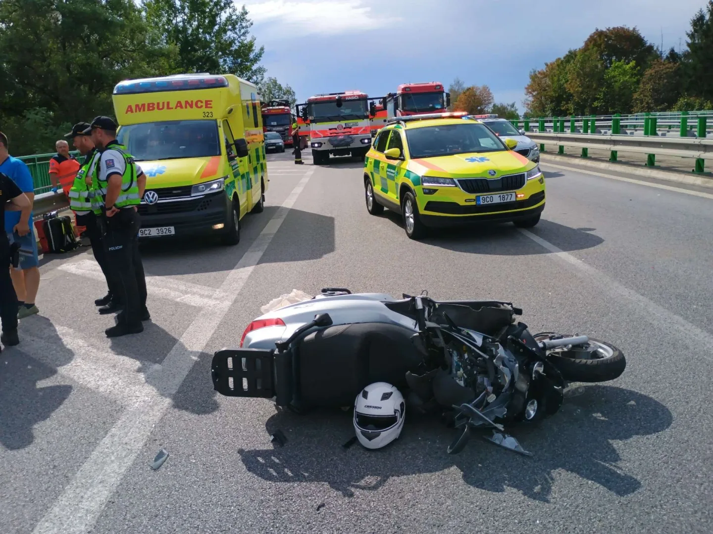 Střet auta se skútrem si vyžádal zásah vrtulníku, silnice u Třeboně zůstává uzavřená