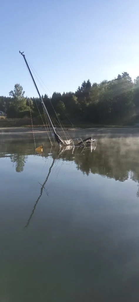 Na Lipně se potopila plachetnice. Hasiči bojují s možným únikem nafty