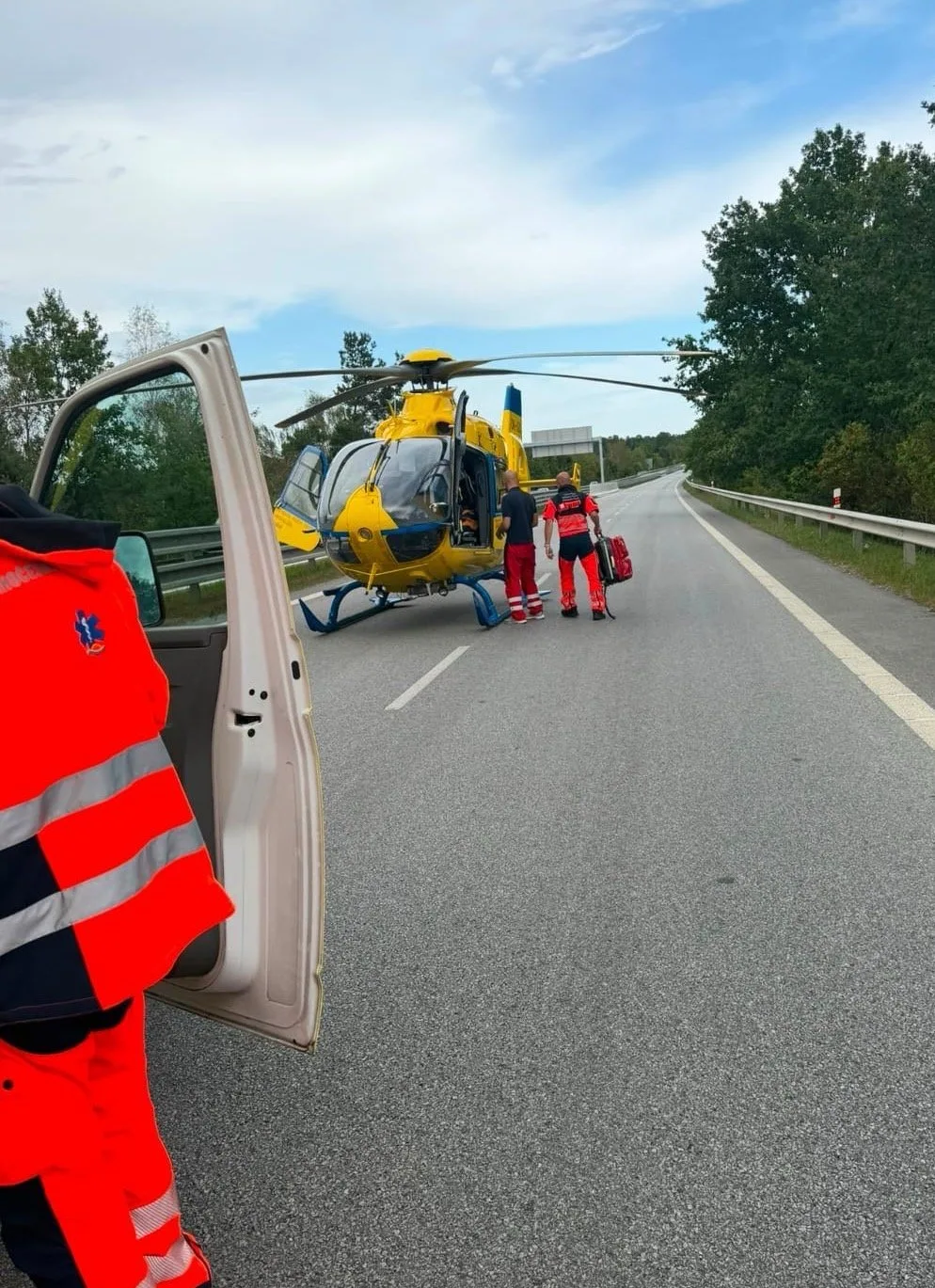Střet auta se skútrem si vyžádal zásah vrtulníku, silnice u Třeboně zůstává uzavřená