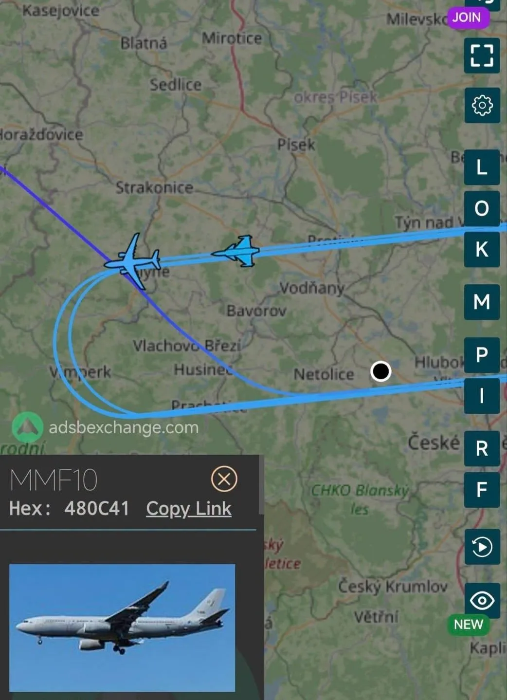 Fotograf Lukáš Gallo vyfotil tankování strojů. Sledoval jejich trasu.