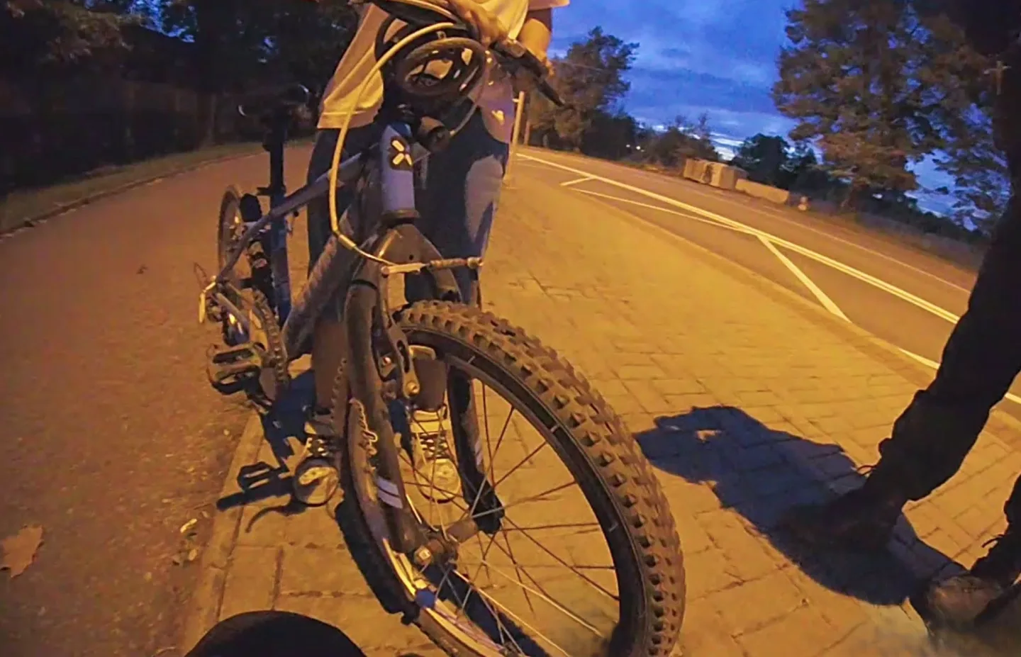 Devítiletý cyklista se při výletu ztratil rodičům. Čekal bezradně na zastávce