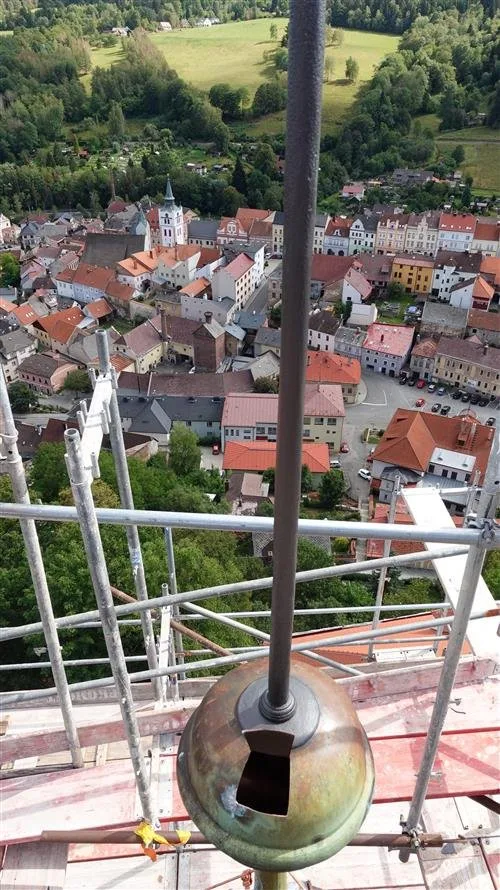 Ve vimperském zámku našli časovou kapsli z roku 1858. Do věže ukryli další poselství