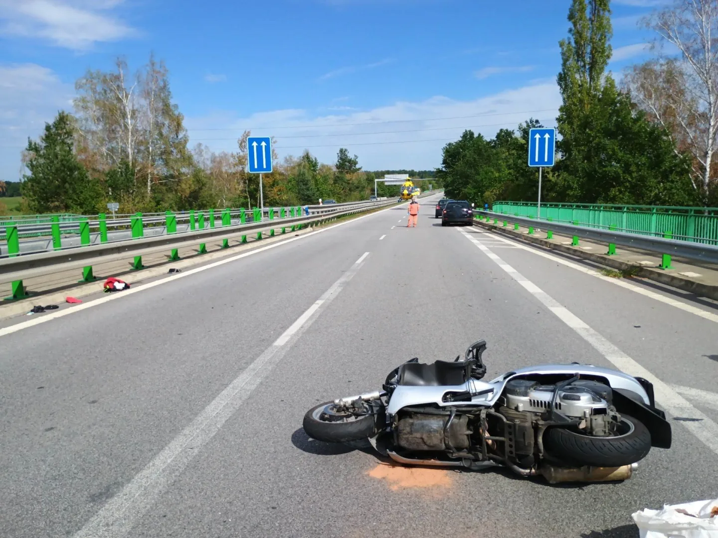Střet auta se skútrem si vyžádal zásah vrtulníku, silnice u Třeboně zůstává uzavřená