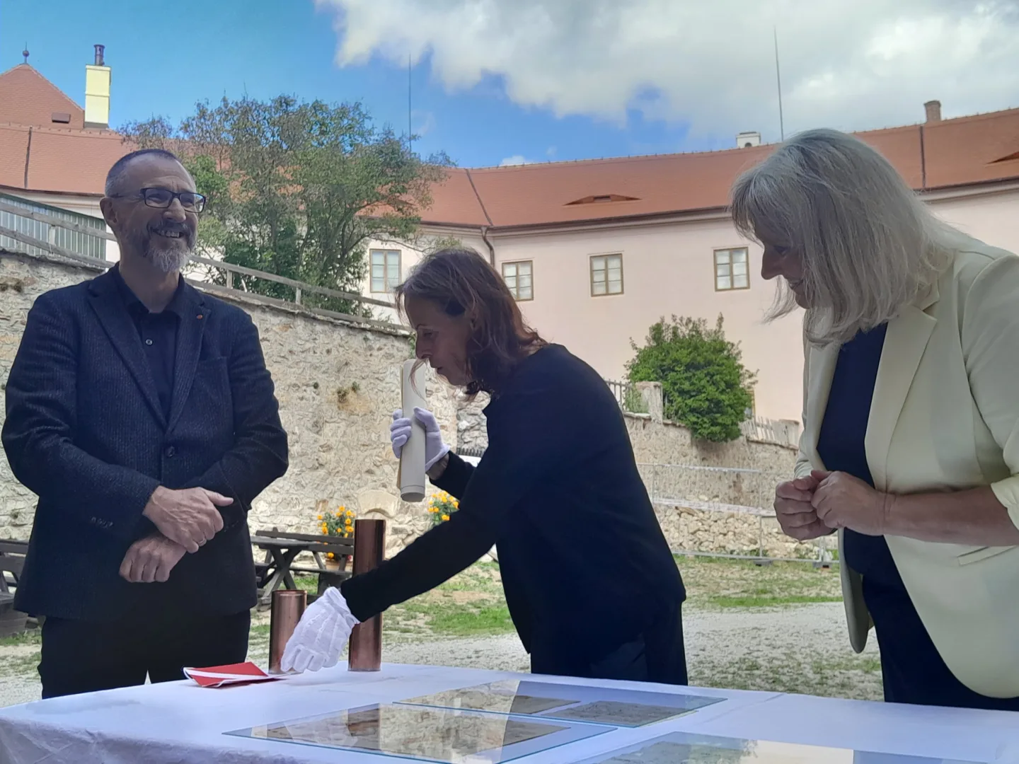 Ve vimperském zámku našli časovou kapsli z roku 1858. Do věže ukryli další poselství