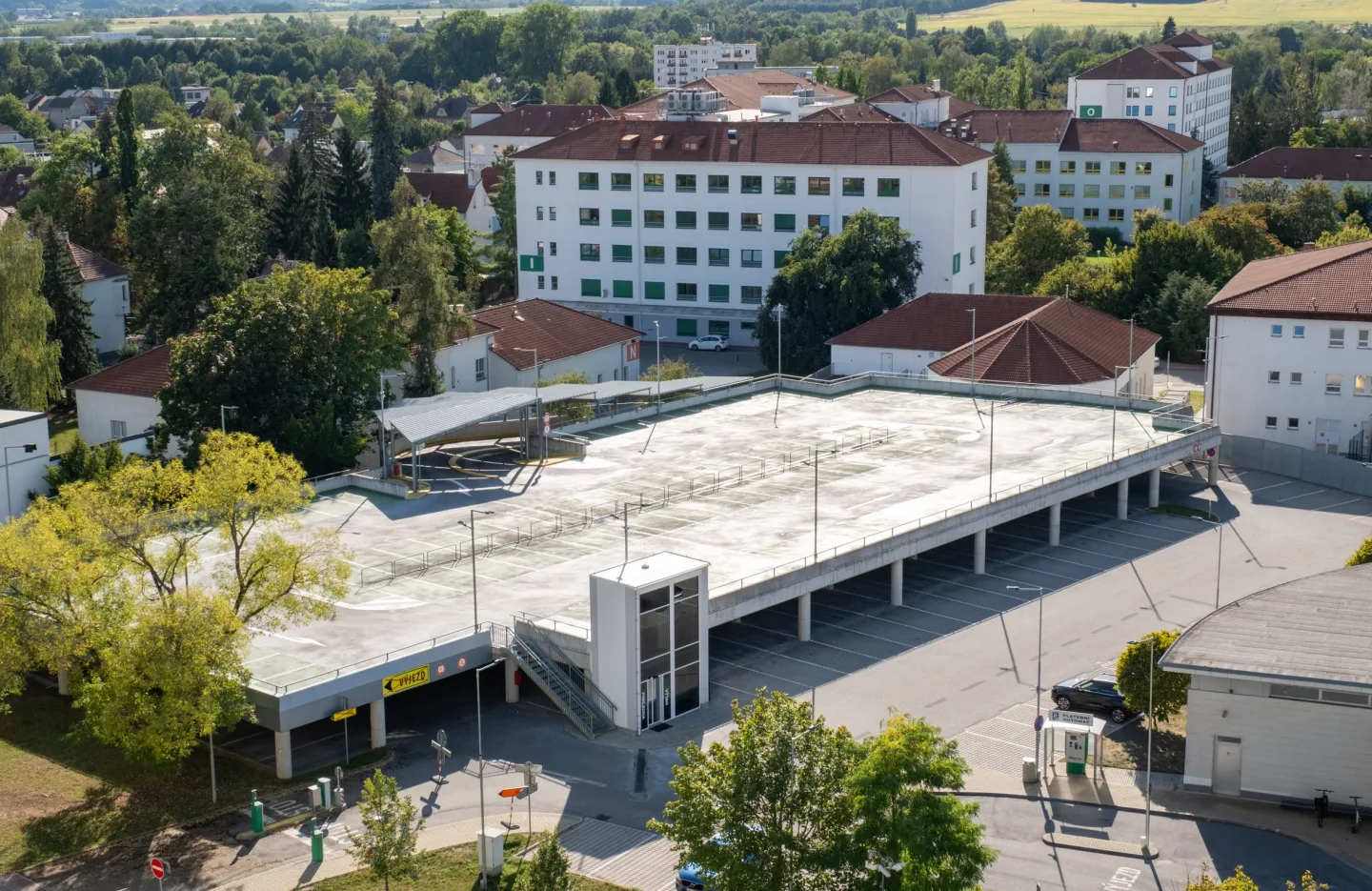 Parkovací dům u nemocnice se otevřel veřejnosti. Přibylo 200 parkovacích míst