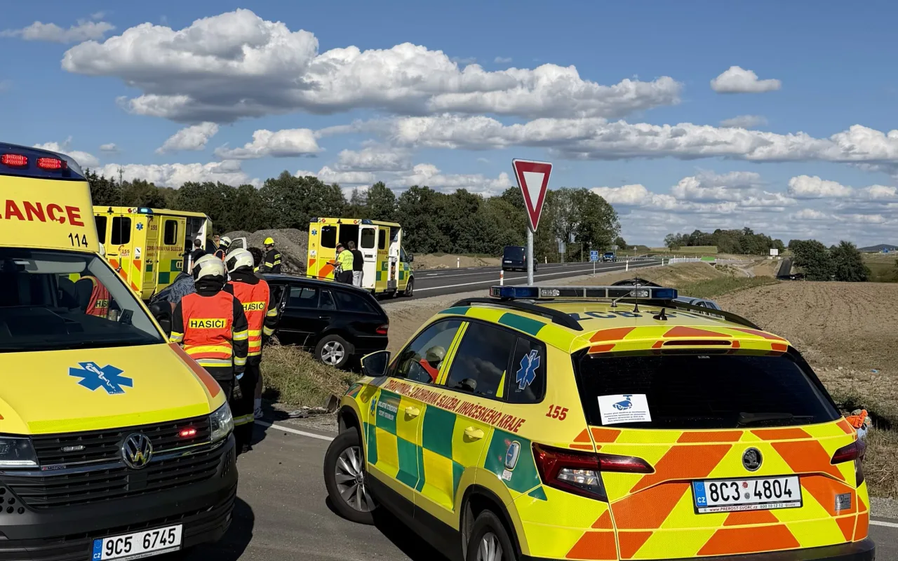 Dvě auta, pět zraněných. Jihočeští záchranáři pomáhali u vážné dopravní nehody