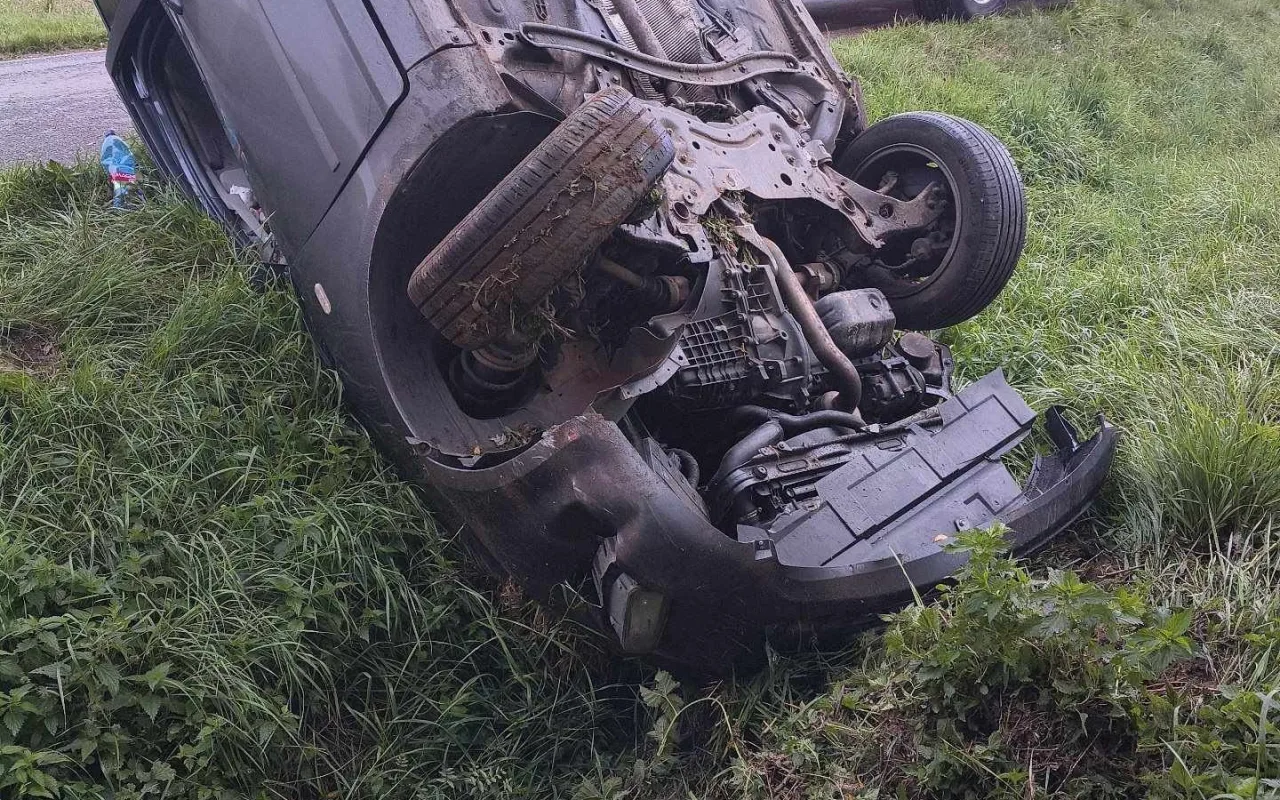 Senior u Stádlece převrátil auto na střechu, vyprostit ho museli hasiči