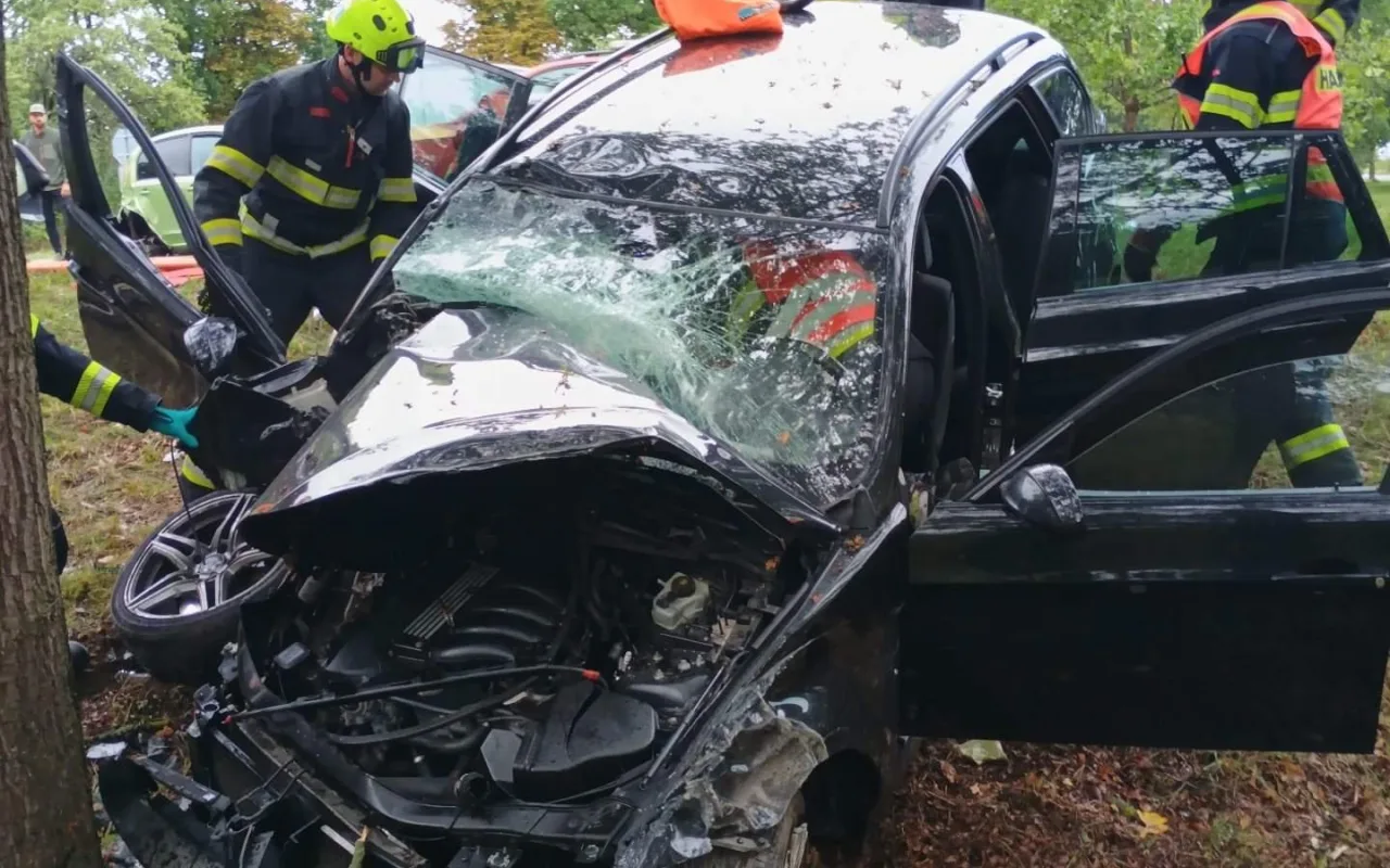 Vážná nehoda u Břehova. Auto narazilo do stromu, zraněného vyprošťovali hasiči