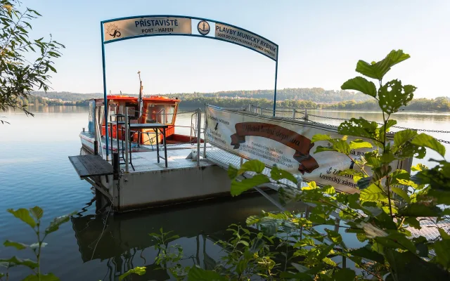 Lodě na vltavské vodě