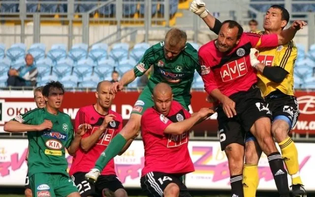 V této skrumáži byl u míče jako první brankář Dynama Pavel Kučera