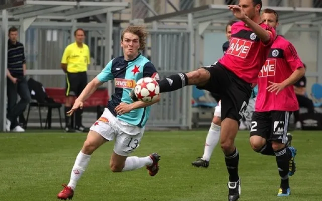 Roman Lengyel odvrací před Milanem Černým