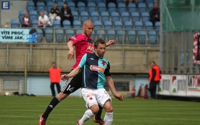 Slávistický zadák David Hubáček střelce branky Dynama Tomáše Stráského nyní k míči nepustil