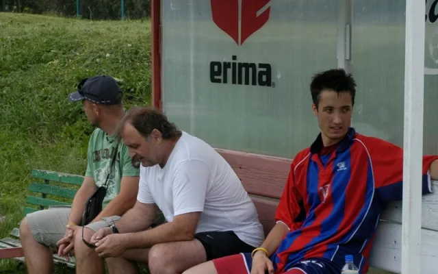 Lavička hokejistů. Kustod Bezpalec, asistent trenéra Kupka (zleva)
