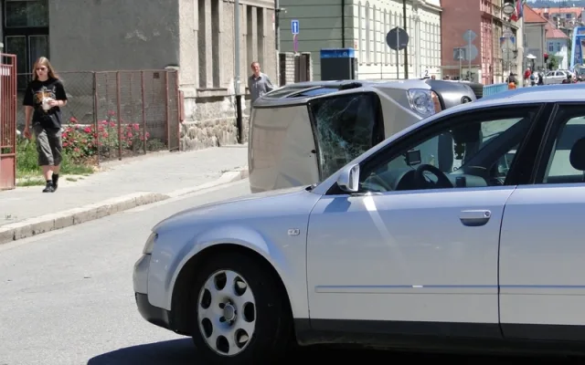 bouračka v ulici Matice Školské a Generála Svobody 6