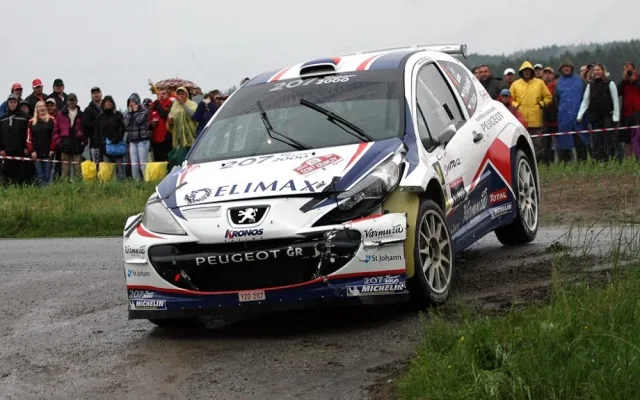 Peugeot Pavla Valouška poškozený po nárazu do umělého retardéru