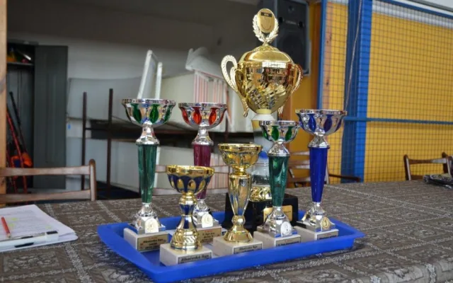 Sbírka pohárů za letošní sezonu FBC United