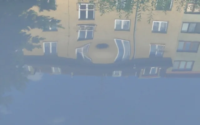 důlek na kapotě nového auta :-/