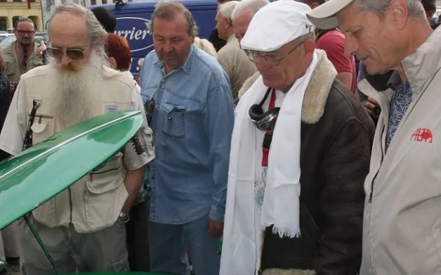 Historická vozidla vzbuzovala obdiv u všech diváků