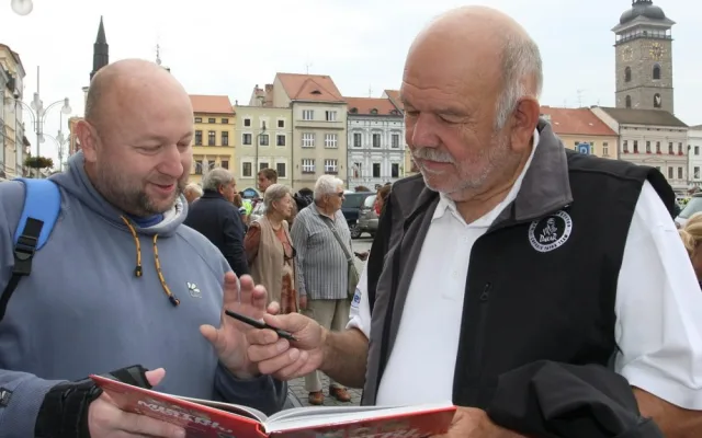 O podpis Monsieur Dakar Karla Lopraise byl velký zájem