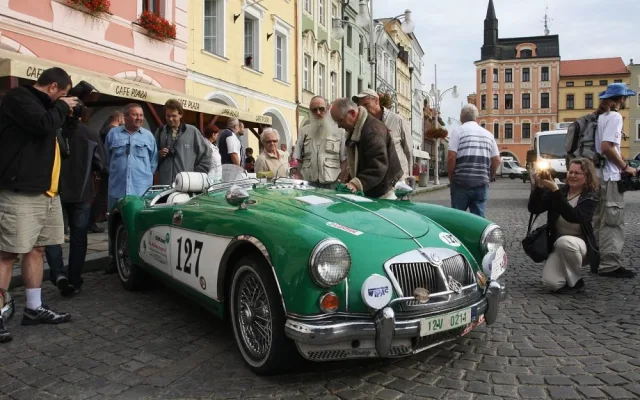 Páteční start spanilé jízdy na náměstí Přemysla Otakara II. v Českých Budějovicích