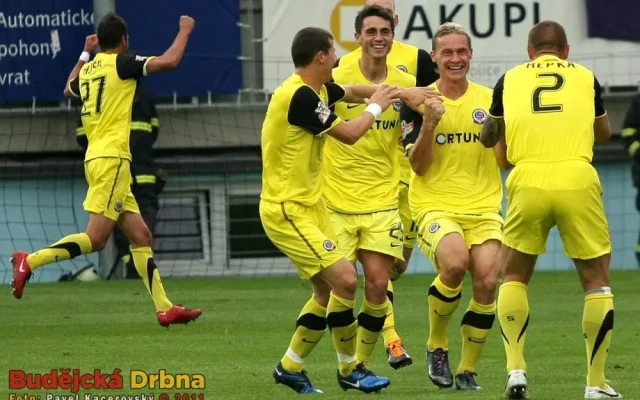 Radost hráčů Sparty po gólu Tomáše Zápotočného (druhý zprava)